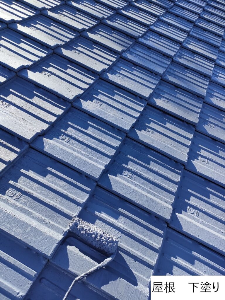 屋根の下塗りを行います。<br />
下塗りは外壁材と中塗り・上塗り塗料との接着力を強め、耐久性に優れた屋根塗膜を作り出す、大切な工程です。